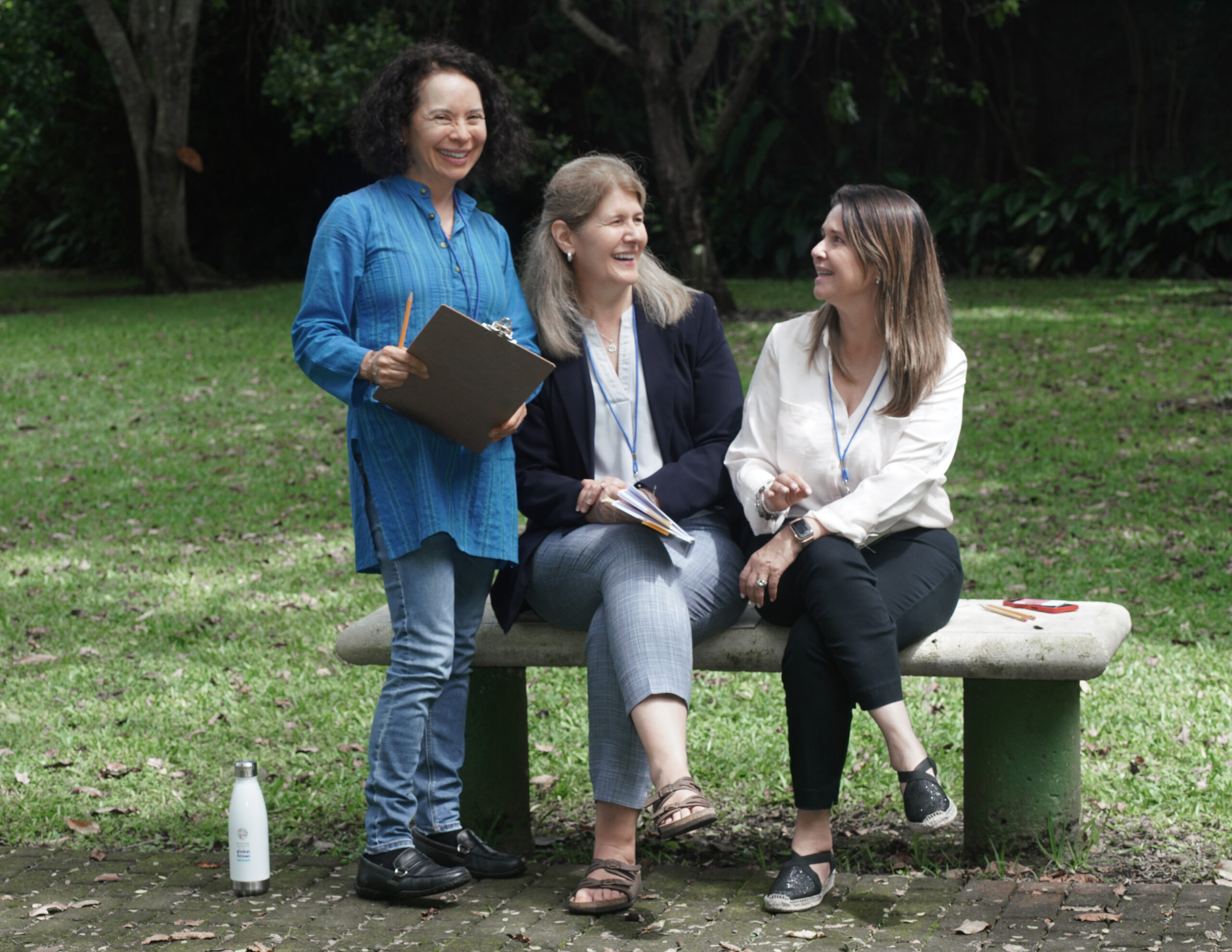 Mari╠üa, A╠üngela y Rita en banca
